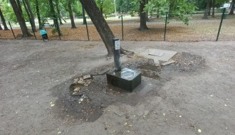 Česma u parku za pse neprestano teče