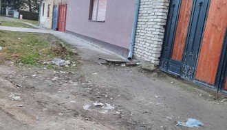 Uništen trotoar u ulici Hušvet Lajoša