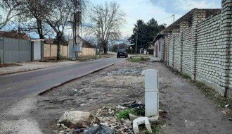 Uništen trotoar u ulici Hušvet Lajoša