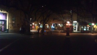 Slabo osvetljeni centar grada