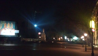 Slabo osvetljeni centar grada