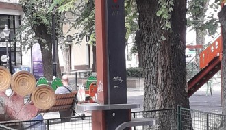 Zapušten MTS punjač telefona ispred Maksija u centru