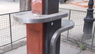 Zapušten MTS punjač telefona ispred Maksija u centru