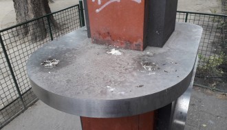 Zapušten MTS punjač telefona ispred Maksija u centru