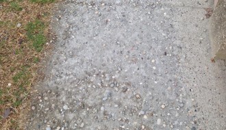 Uništen trotoar u Ulici Plate Dobrojevića