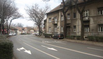 Rizično parkiranje na "divljem parkingu" u ulici Maksima Gorkog