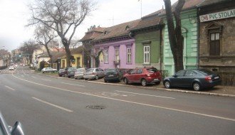 Rizično parkiranje na "divljem parkingu" u ulici Maksima Gorkog