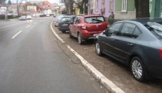 Rizično parkiranje na "divljem parkingu" u ulici Maksima Gorkog