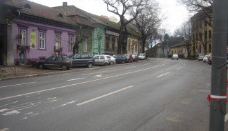 Rizično parkiranje na "divljem parkingu" u ulici Maksima Gorkog