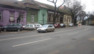 Rizično parkiranje na "divljem parkingu" u ulici Maksima Gorkog