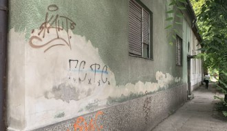 Opasnost od padanja table sa nazivom ulice