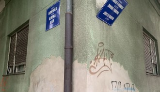 Opasnost od padanja table sa nazivom ulice