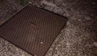Propada kanalizacioni otvor na Beogradskom putu iza zgrade broj 107