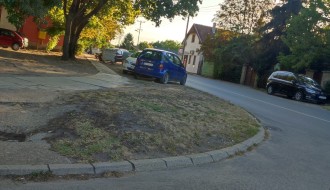 Nepregledna raskrsnica (izlaz iz Heroja Pinkija na glavnu Teslinu ulicu)