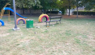 Kanta za smeće na dečjem igralištu u Kertvarošu