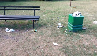 Kanta za smeće na dečjem igralištu u Kertvarošu