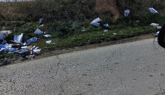 Smeće pored puta ispada sa kamiona (Bikovački put)