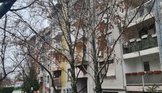 Breze ugrozavaju bezbednost prolaznika ispred zgrade broj 10 u Ulici Nade Dimić