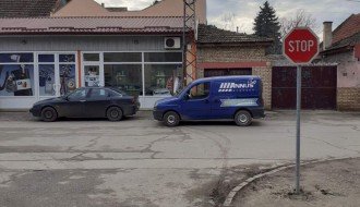 Oboren saobraćajni znak i parkiranje na zelenoj površini (ugao ulica Laze Mamužića i Mažuranićeve)