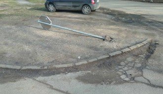 Oboren saobraćajni znak i parkiranje na zelenoj površini (ugao ulica Laze Mamužića i Mažuranićeve)