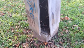 Otvoren telefonski ormarić u Lovre Bračuljevića