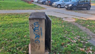 Otvoren telefonski ormarić u Lovre Bračuljevića