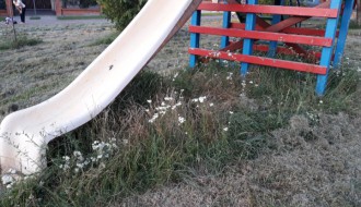 Molimo nadležne da košenje dečijih parkova odrade DO KRAJA!