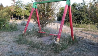 Molimo nadležne da košenje dečijih parkova odrade DO KRAJA!