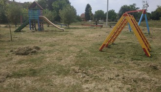 Molimo nadležne da košenje dečijih parkova odrade DO KRAJA!