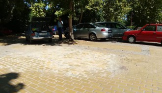 Parking u centru Palića