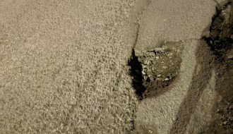 Duže vreme odvaljen asfalt u ulici Jovana Mikića