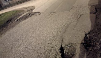 Duže vreme odvaljen asfalt u ulici Jovana Mikića