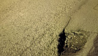 Duže vreme odvaljen asfalt u ulici Jovana Mikića