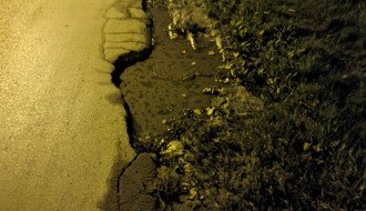 Duže vreme odvaljen asfalt u ulici Jovana Mikića