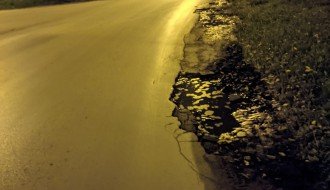 Duže vreme odvaljen asfalt u ulici Jovana Mikića