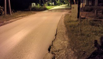 Duže vreme odvaljen asfalt u ulici Jovana Mikića