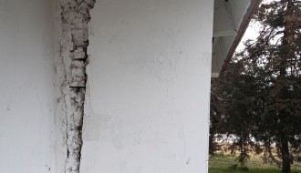 Stub nadstrešnice autobuske stanice u Starom Žedniku se odvojio