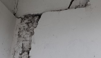 Stub nadstrešnice autobuske stanice u Starom Žedniku se odvojio