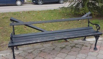 Polomljena klupa na centralnom šetalištu na Radijalcu