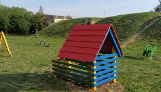 Uništena kućica na igralištu u Peščari