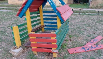 Uništena kućica na igralištu u Peščari