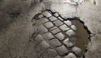 Udarne rupe u ulici Ive Lole Ribara