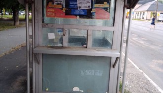 Smeće na autobuskom stajalištu na Beogradskom putu