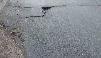 Pukotina i rupa na putu u ulici Ratka MItrovića