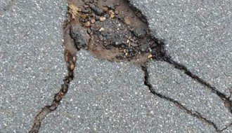 Pukotina i rupa na putu u ulici Ratka MItrovića