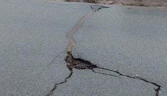 Pukotina i rupa na putu u ulici Ratka MItrovića