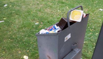 Razbacano smeće na autobuskoj stanici Bikovo škola