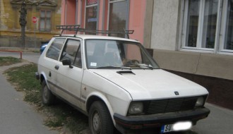 Masovno parkiranje automobila na zelenim površinama