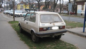 Masovno parkiranje automobila na zelenim površinama