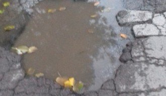 Velika udarna rupa u ulici Petra Horvackog